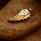 „Engelsflügel“ – handgefertigter Anhänger aus 925er Silber mit goldfarbenen Akzenten, Talisman für Schutz, Stärke und Licht, Skulpturenschmuck im Boho- und rustikalen Stil | Art Diva