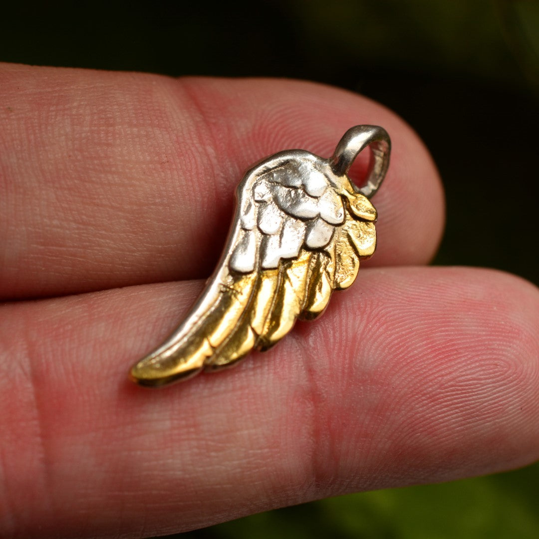 „Engelsflügel“ – handgefertigter Anhänger aus 925er Silber mit goldfarbenen Akzenten, Talisman für Schutz, Stärke und Licht, Skulpturenschmuck im Boho- und rustikalen Stil | Art Diva