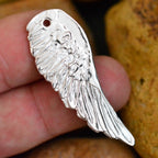 Engelsflügel-Anhänger aus 925er Silber – handgefertigter Skulpturenschmuck im Boho- und rustikalen Stil, Talisman für Schutz und spirituelle Kraft | Art Diva