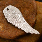 Engelsflügel-Anhänger aus 925er Silber – handgefertigter Skulpturenschmuck im Boho- und rustikalen Stil, Talisman für Schutz und spirituelle Kraft | Art Diva