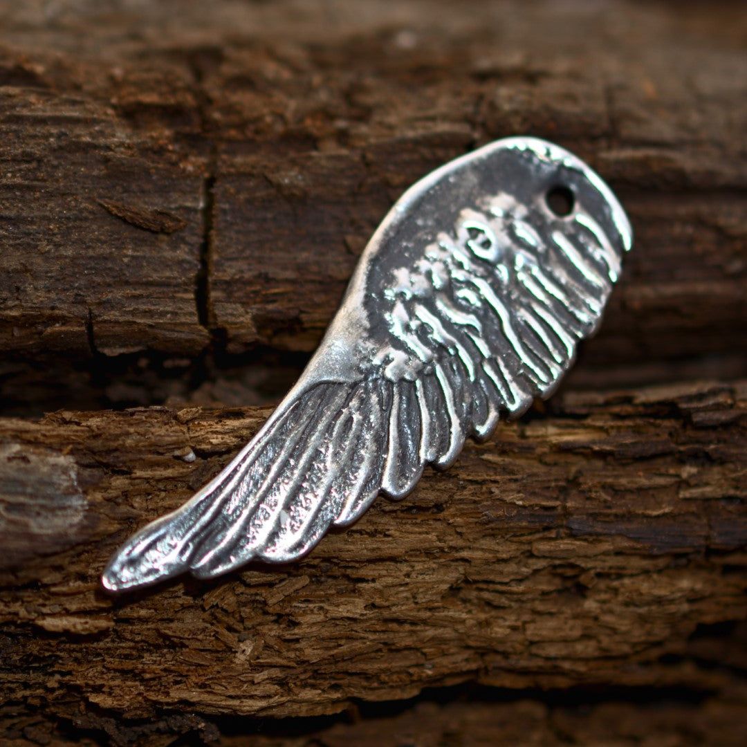 Anhänger aus 925er Silber mit Engelsflügel – Schutztalisman, handgefertigter Skulpturenschmuck im Boho-Stil, ideales Geschenk für Mutter, Tochter oder Freundin | Art Diva