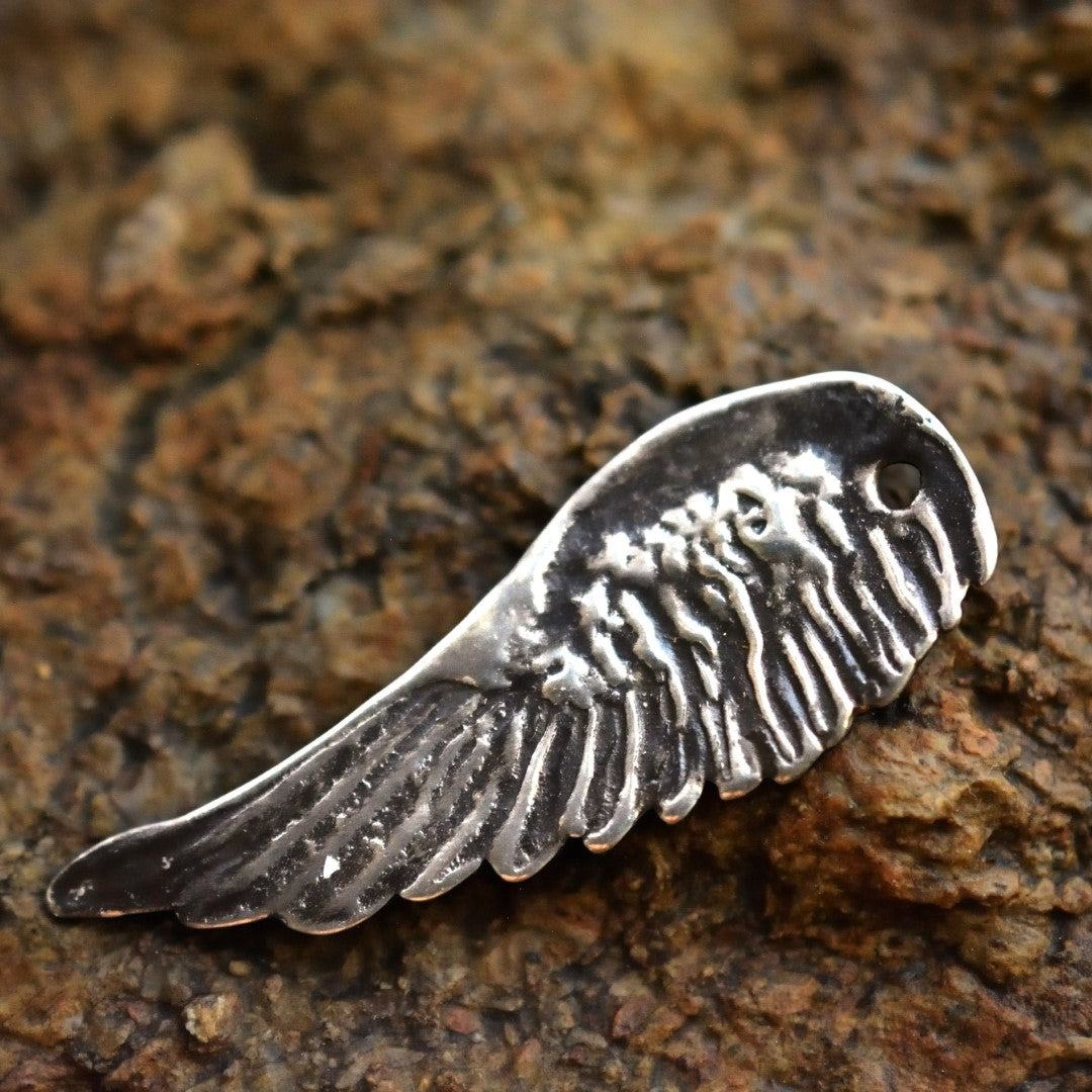 Anhänger aus 925er Silber mit Engelsflügel – Schutztalisman, handgefertigter Skulpturenschmuck im Boho-Stil, ideales Geschenk für Mutter, Tochter oder Freundin | Art Diva