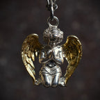 „Engel im Gebet“-Anhänger für Herren aus 925er Silber mit goldfarbenen Flügeln – handgefertigter Talisman für Glauben, Schutz und innere Stärke | Art Diva