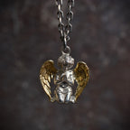 „Engel im Gebet“-Anhänger für Herren aus 925er Silber mit goldfarbenen Flügeln – handgefertigter Talisman für Glauben, Schutz und innere Stärke | Art Diva