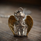 „Engel im Gebet“-Anhänger für Herren aus 925er Silber mit goldfarbenen Flügeln – handgefertigter Talisman für Glauben, Schutz und innere Stärke | Art Diva