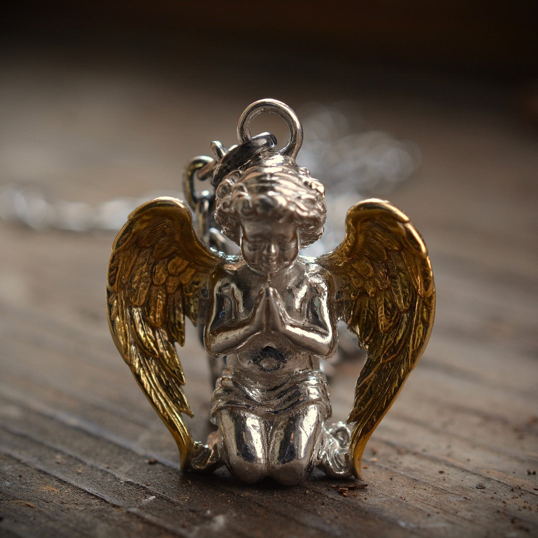 „Engel im Gebet“-Anhänger für Herren aus 925er Silber mit goldfarbenen Flügeln – handgefertigter Talisman für Glauben, Schutz und innere Stärke | Art Diva