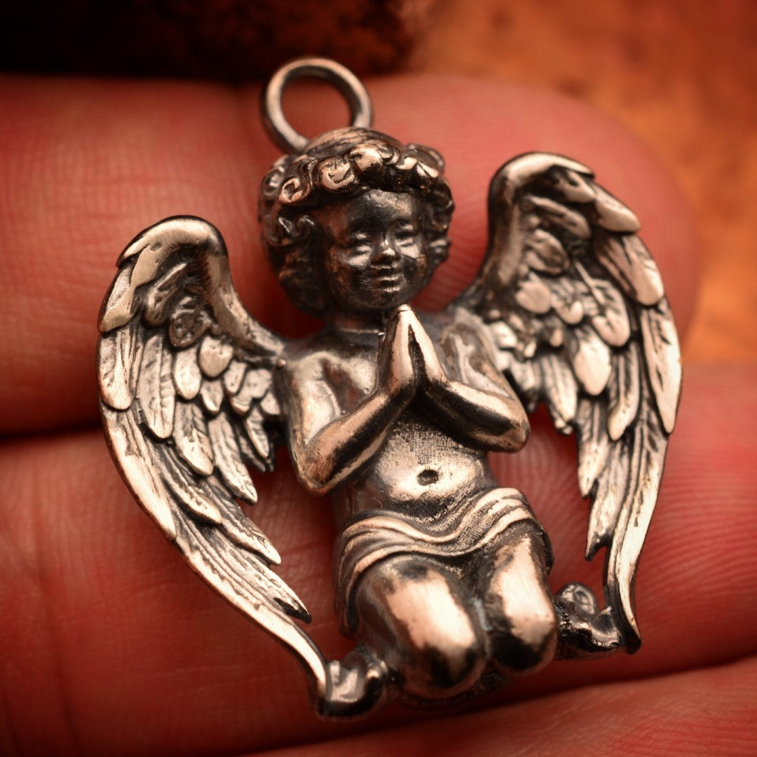 „Betender Engel“-Anhänger aus 925er Silber mit oxidiertem Finish – Talisman für Glauben und Licht, Schutzamulett für inneren Frieden, Skulpturenschmuck im Boho- und rustikalen Stil | Art Diva