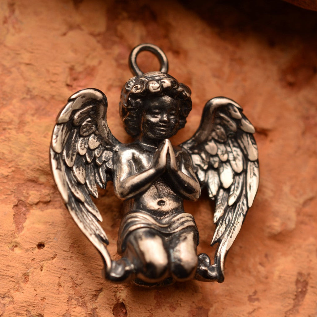 „Betender Engel“-Anhänger aus 925er Silber mit oxidiertem Finish – Talisman für Glauben und Licht, Schutzamulett für inneren Frieden, Skulpturenschmuck im Boho- und rustikalen Stil | Art Diva