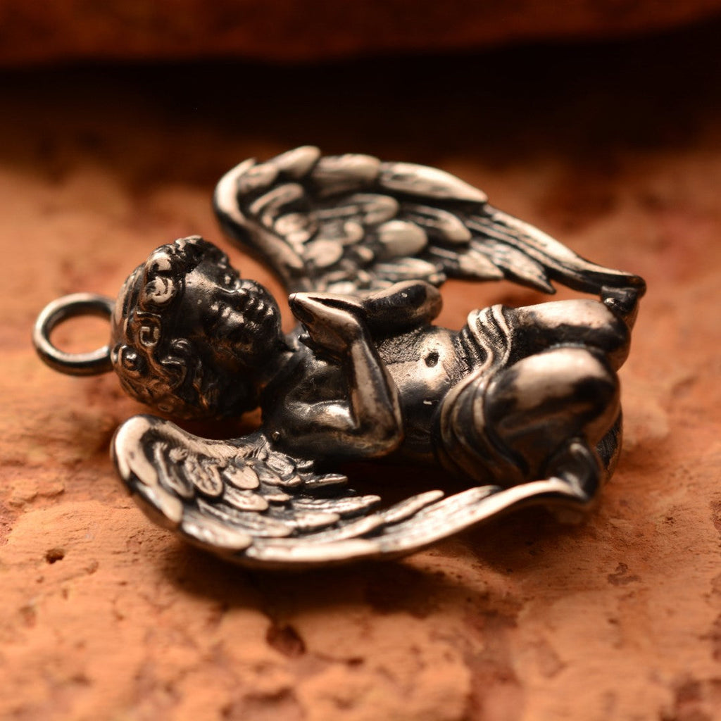 „Betender Engel“-Anhänger aus 925er Silber mit oxidiertem Finish – Talisman für Glauben und Licht, Schutzamulett für inneren Frieden, Skulpturenschmuck im Boho- und rustikalen Stil | Art Diva
