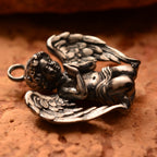 „Betender Engel“-Anhänger aus 925er Silber mit oxidiertem Finish – Talisman für Glauben und Licht, Schutzamulett für inneren Frieden, Skulpturenschmuck im Boho- und rustikalen Stil | Art Diva
