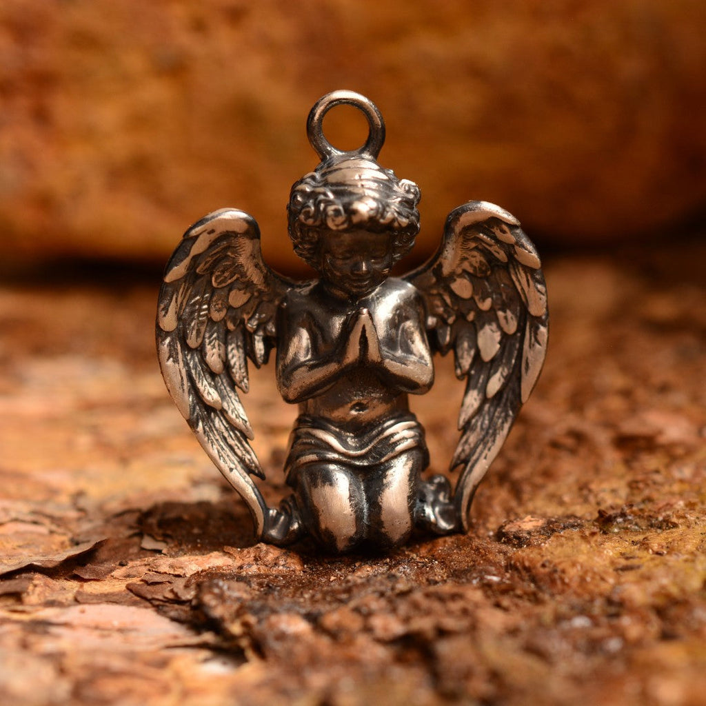 „Betender Engel“-Anhänger aus 925er Silber mit oxidiertem Finish – Talisman für Glauben und Licht, Schutzamulett für inneren Frieden, Skulpturenschmuck im Boho- und rustikalen Stil | Art Diva