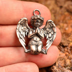 „Betender Engel“-Anhänger aus 925er Silber mit oxidiertem Finish – Talisman für Glauben und Licht, Schutzamulett für inneren Frieden, Skulpturenschmuck im Boho- und rustikalen Stil | Art Diva