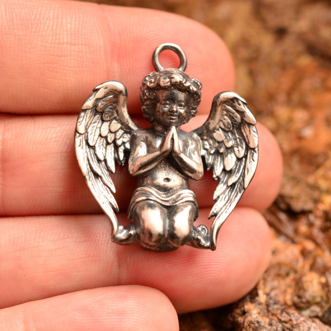 „Betender Engel“-Anhänger aus 925er Silber mit oxidiertem Finish – Talisman für Glauben und Licht, Schutzamulett für inneren Frieden, Skulpturenschmuck im Boho- und rustikalen Stil | Art Diva