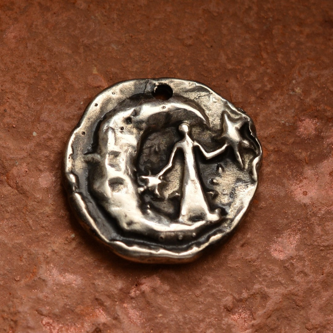 „Ein Engel setzt einen Stern an den Himmel“ – handgefertigter Anhänger aus 925er Silber im Vintage-Stil, Talisman für ewige Erinnerung, spirituelle Verbundenheit und die Liebe zu einem verstorbenen Herzensmenschen | Art Diva