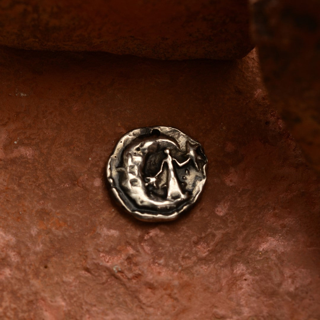 „Ein Engel setzt einen Stern an den Himmel“ – handgefertigter Anhänger aus 925er Silber im Vintage-Stil, Talisman für ewige Erinnerung, spirituelle Verbundenheit und die Liebe zu einem verstorbenen Herzensmenschen | Art Diva