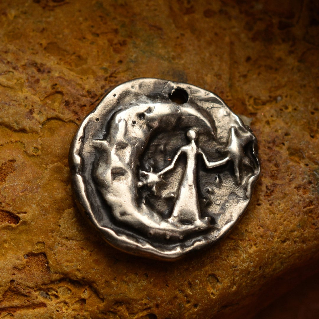 „Ein Engel setzt einen Stern an den Himmel“ – handgefertigter Anhänger aus 925er Silber im Vintage-Stil, Talisman für ewige Erinnerung, spirituelle Verbundenheit und die Liebe zu einem verstorbenen Herzensmenschen | Art Diva