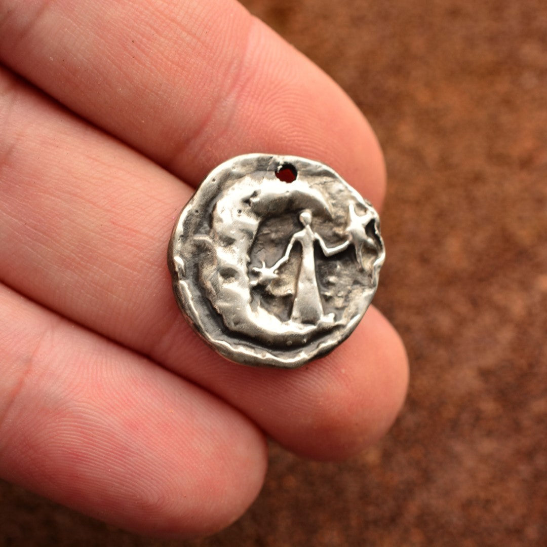 „Ein Engel setzt einen Stern an den Himmel“ – handgefertigter Anhänger aus 925er Silber im Vintage-Stil, Talisman für ewige Erinnerung, spirituelle Verbundenheit und die Liebe zu einem verstorbenen Herzensmenschen | Art Diva