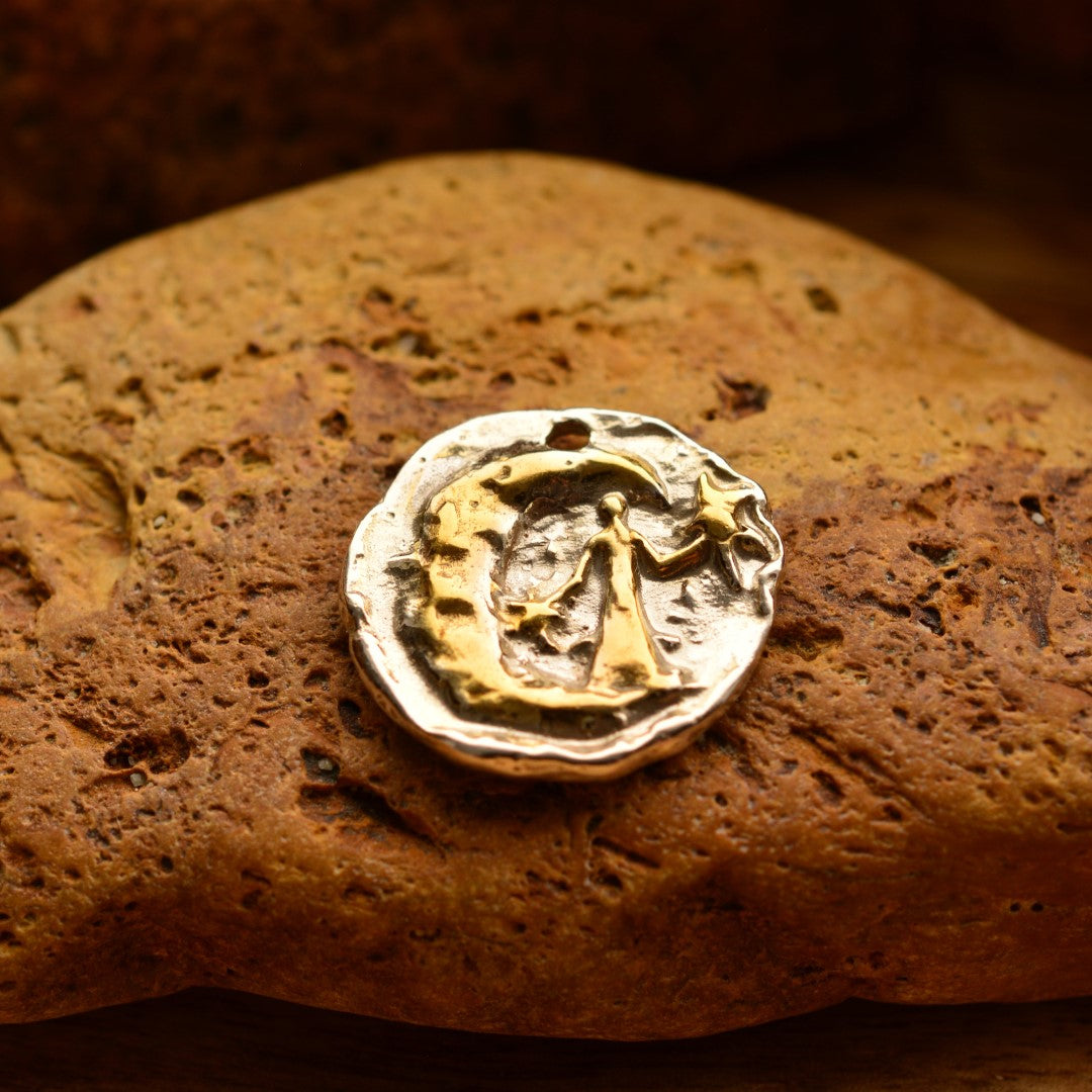 „Ein Engel setzt einen Stern an den Himmel“ – handgefertigter Anhänger aus 925er Silber mit goldfarbenen Akzenten, Talisman für ewige Erinnerung und die Verbundenheit mit einem verstorbenen Herzensmenschen | Art Diva