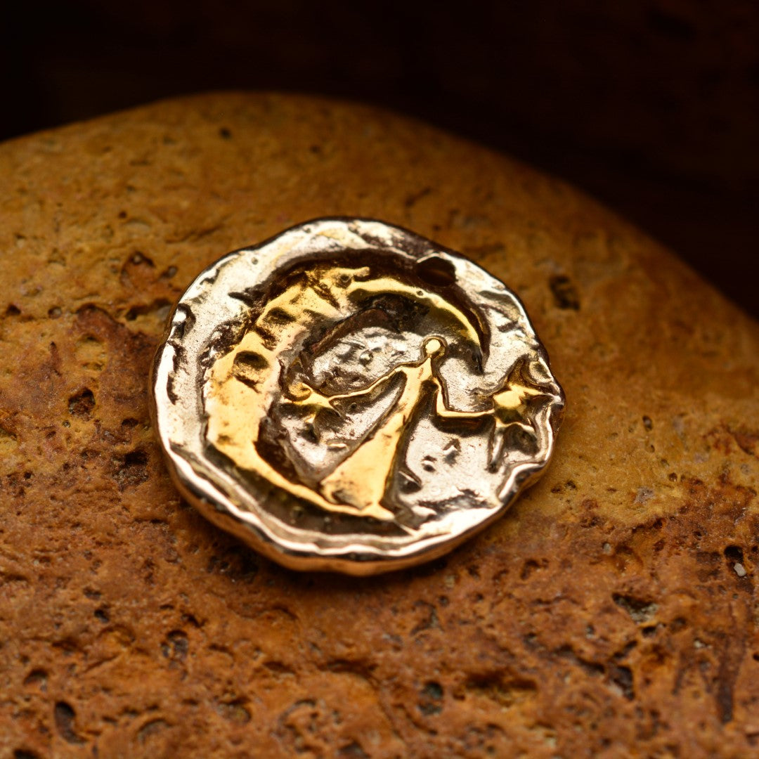 „Ein Engel setzt einen Stern an den Himmel“ – handgefertigter Anhänger aus 925er Silber mit goldfarbenen Akzenten, Talisman für ewige Erinnerung und die Verbundenheit mit einem verstorbenen Herzensmenschen | Art Diva
