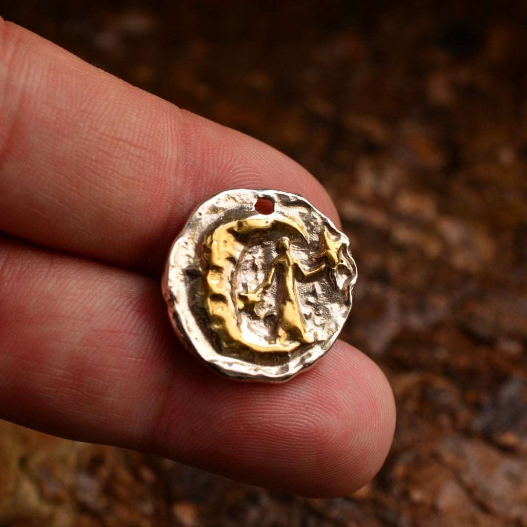 „Ein Engel setzt einen Stern an den Himmel“ – handgefertigter Anhänger aus 925er Silber mit goldfarbenen Akzenten, Talisman für ewige Erinnerung und die Verbundenheit mit einem verstorbenen Herzensmenschen | Art Diva