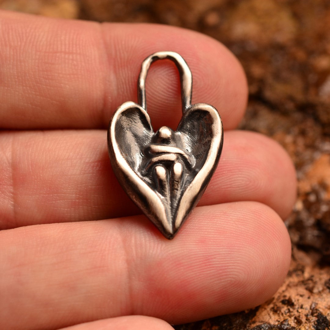 „Engelsumarmung“-Anhänger aus 925er Silber – Talisman für Trost und Schutz, oxidierter Skulpturenschmuck im Boho- und rustikalen Stil | Art Diva