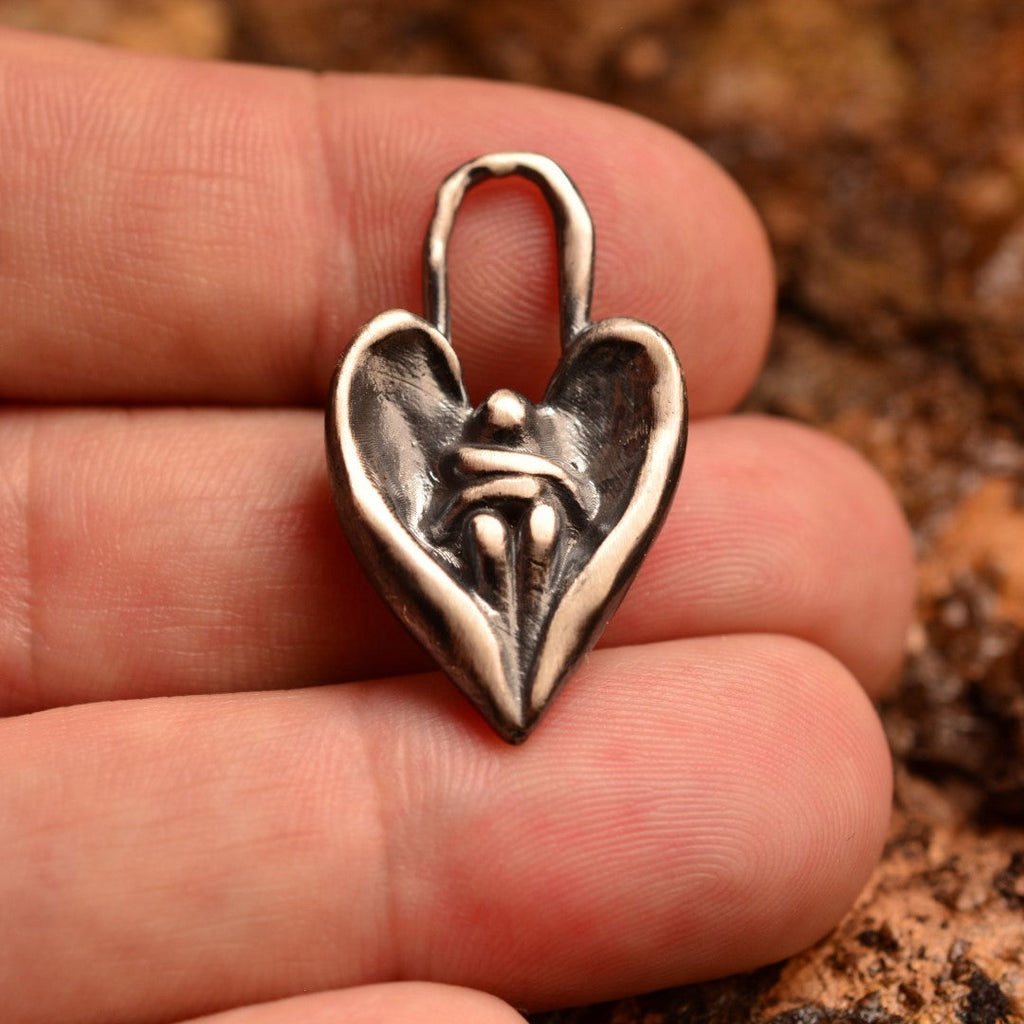 „Engelsumarmung“-Anhänger aus 925er Silber – Talisman für Trost und Schutz, oxidierter Skulpturenschmuck im Boho- und rustikalen Stil | Art Diva