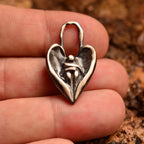 „Engelsumarmung“-Anhänger aus 925er Silber – Talisman für Trost und Schutz, oxidierter Skulpturenschmuck im Boho- und rustikalen Stil | Art Diva