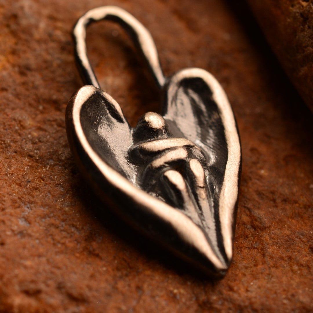 „Engelsumarmung“-Anhänger aus 925er Silber – Talisman für Trost und Schutz, oxidierter Skulpturenschmuck im Boho- und rustikalen Stil | Art Diva