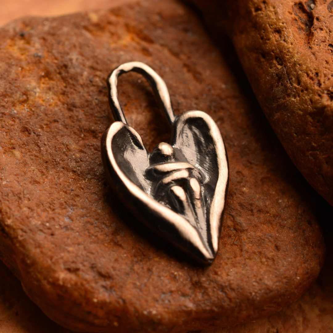 „Engelsumarmung“-Anhänger aus 925er Silber – Talisman für Trost und Schutz, oxidierter Skulpturenschmuck im Boho- und rustikalen Stil | Art Diva