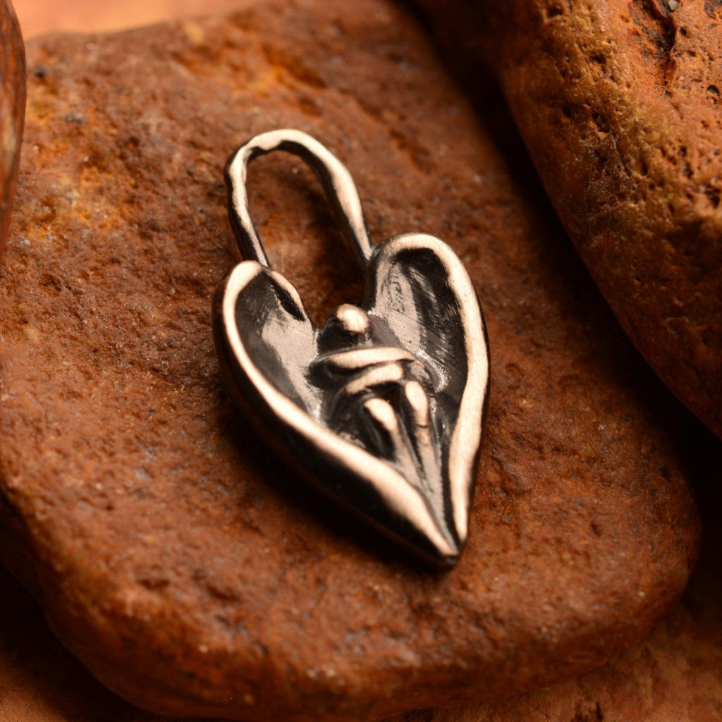 „Engelsumarmung“-Anhänger aus 925er Silber – Talisman für Trost und Schutz, oxidierter Skulpturenschmuck im Boho- und rustikalen Stil | Art Diva