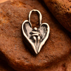 „Engelsumarmung“-Anhänger aus 925er Silber – Talisman für Trost und Schutz, oxidierter Skulpturenschmuck im Boho- und rustikalen Stil | Art Diva