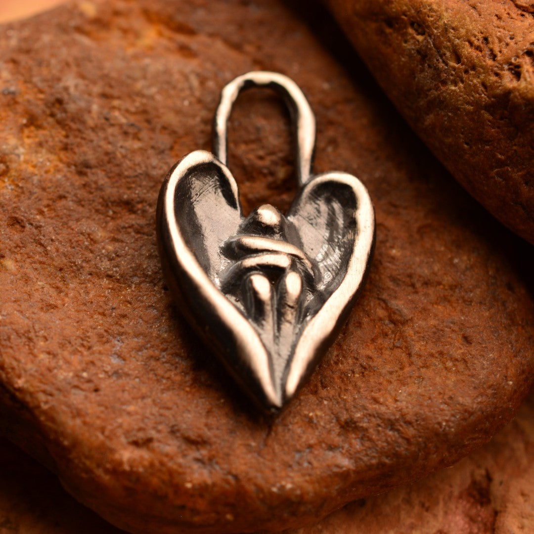 „Engelsumarmung“-Anhänger aus 925er Silber – Talisman für Trost und Schutz, oxidierter Skulpturenschmuck im Boho- und rustikalen Stil | Art Diva