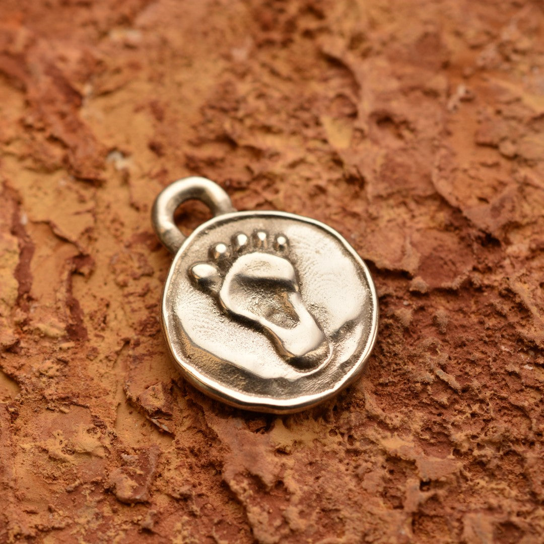 „Babyfuß“-Anhänger aus 925er Silber – handgefertigter Talisman für Neubeginn und familiäre Liebe, Skulpturenschmuck im Boho- und rustikalen Stil | Art Diva