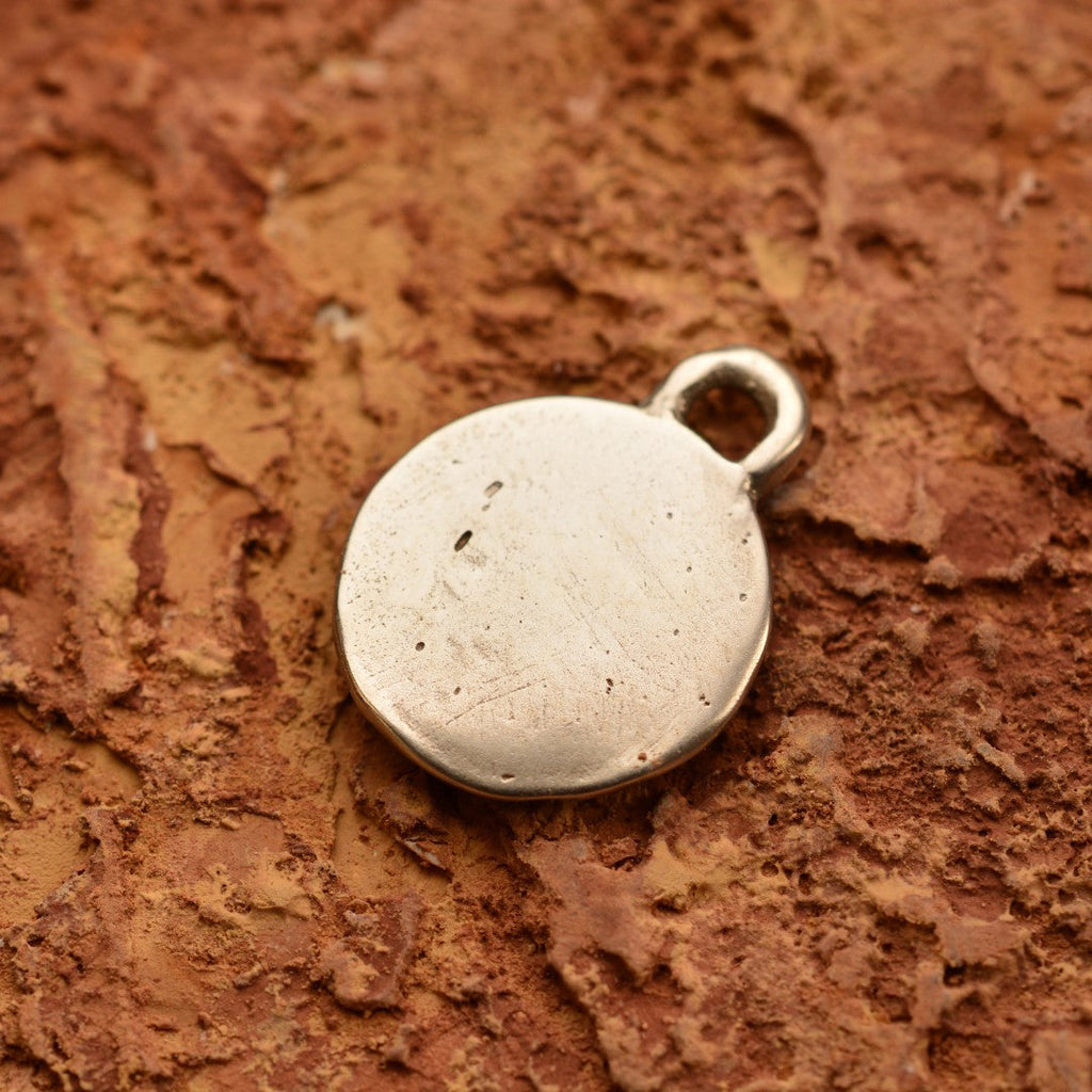 „Babyfuß“-Anhänger aus 925er Silber – handgefertigter Talisman für Neubeginn und familiäre Liebe, Skulpturenschmuck im Boho- und rustikalen Stil | Art Diva