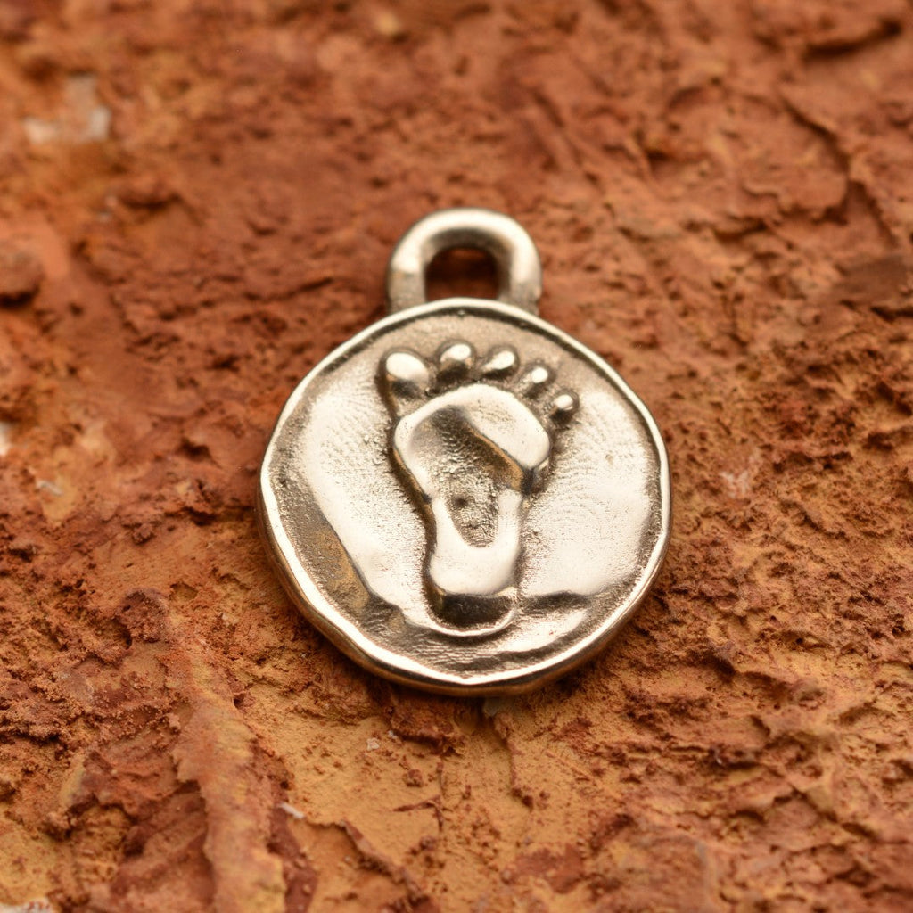 „Babyfuß“-Anhänger aus 925er Silber – handgefertigter Talisman für Neubeginn und familiäre Liebe, Skulpturenschmuck im Boho- und rustikalen Stil | Art Diva