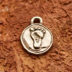 „Babyfuß“-Anhänger aus 925er Silber – handgefertigter Talisman für Neubeginn und familiäre Liebe, Skulpturenschmuck im Boho- und rustikalen Stil | Art Diva