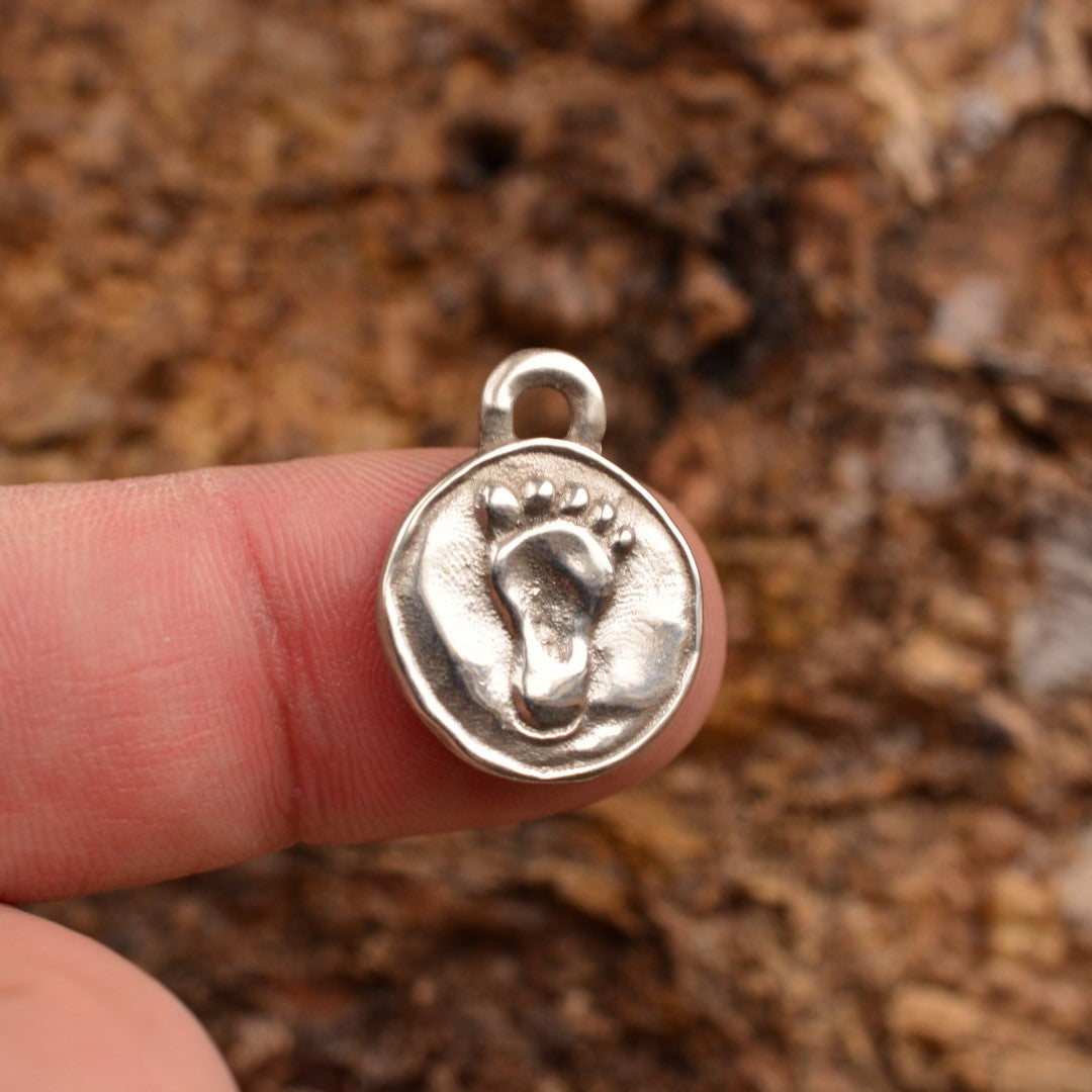 „Babyfuß“-Anhänger aus 925er Silber – handgefertigter Talisman für Neubeginn und familiäre Liebe, Skulpturenschmuck im Boho- und rustikalen Stil | Art Diva