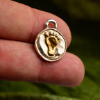 „Babyfüßchen“-Anhänger aus 925er Silber mit goldfarbenen Akzenten – Talisman für neues Leben, reine Liebe und die Verbundenheit zwischen Kind und Eltern, handgefertigter Skulpturenschmuck im Boho- und rustikalen Stil | Art Diva