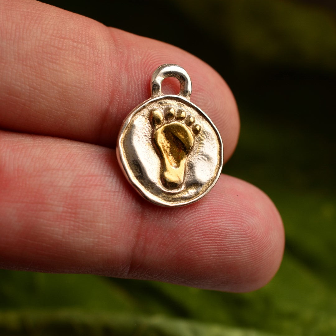 „Babyfüßchen“-Anhänger aus 925er Silber mit goldfarbenen Akzenten – Talisman für neues Leben, reine Liebe und die Verbundenheit zwischen Kind und Eltern, handgefertigter Skulpturenschmuck im Boho- und rustikalen Stil | Art Diva