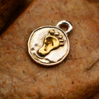 „Babyfüßchen“-Anhänger aus 925er Silber mit goldfarbenen Akzenten – Talisman für neues Leben, reine Liebe und die Verbundenheit zwischen Kind und Eltern, handgefertigter Skulpturenschmuck im Boho- und rustikalen Stil | Art Diva