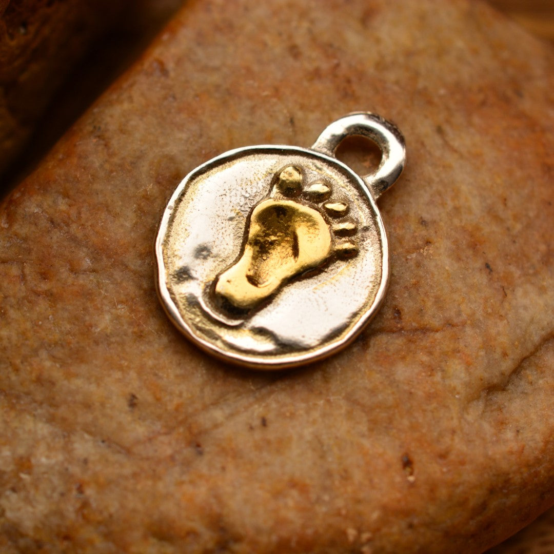 „Babyfüßchen“-Anhänger aus 925er Silber mit goldfarbenen Akzenten – Talisman für neues Leben, reine Liebe und die Verbundenheit zwischen Kind und Eltern, handgefertigter Skulpturenschmuck im Boho- und rustikalen Stil | Art Diva