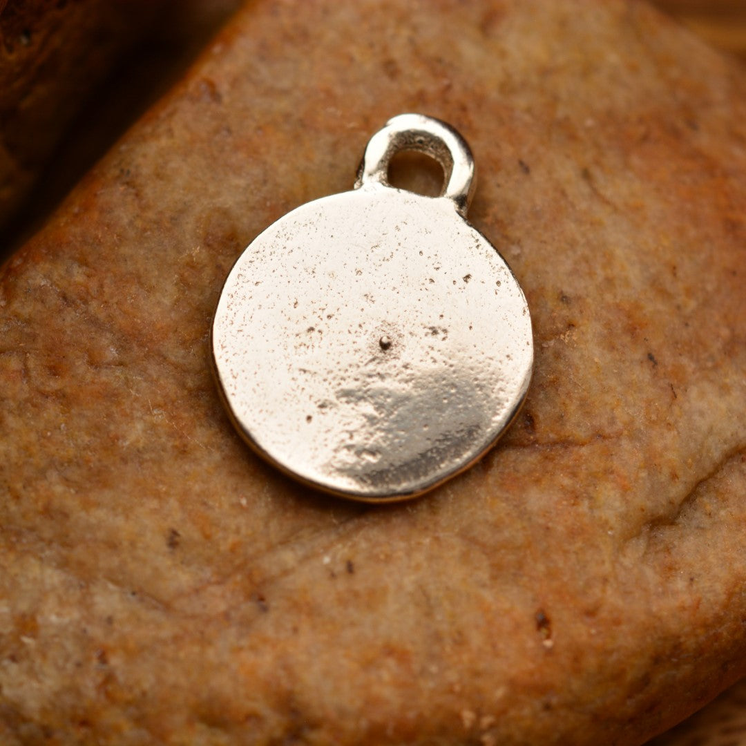 „Babyfüßchen“-Anhänger aus 925er Silber mit goldfarbenen Akzenten – Talisman für neues Leben, reine Liebe und die Verbundenheit zwischen Kind und Eltern, handgefertigter Skulpturenschmuck im Boho- und rustikalen Stil | Art Diva