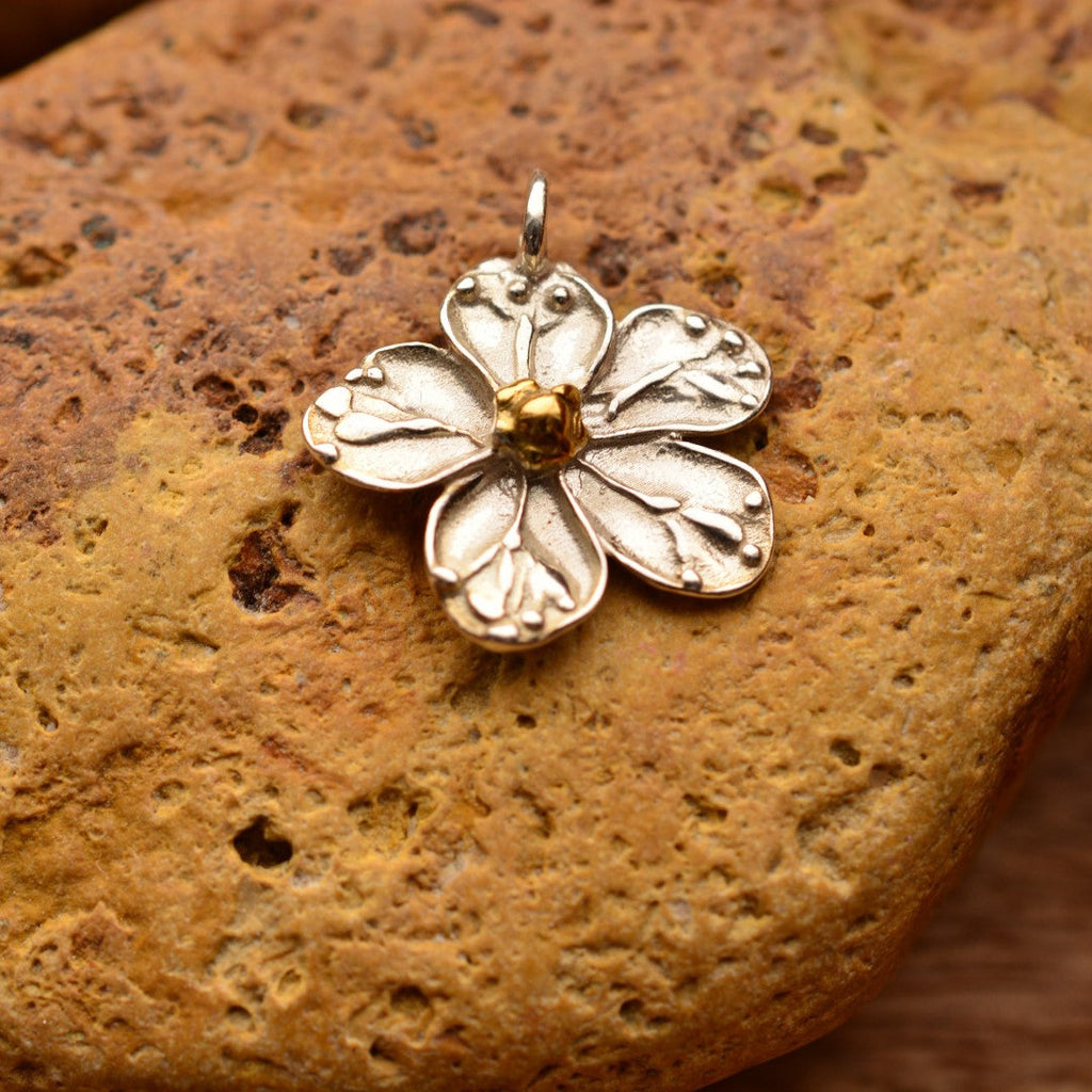 „Kirschblüte“ – handgefertigter Anhänger aus 925er Silber mit goldfarbenen Akzenten, Symbol für Frühling, Reinheit und einen Neuanfang | Art Diva