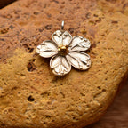„Kirschblüte“ – handgefertigter Anhänger aus 925er Silber mit goldfarbenen Akzenten, Symbol für Frühling, Reinheit und einen Neuanfang | Art Diva