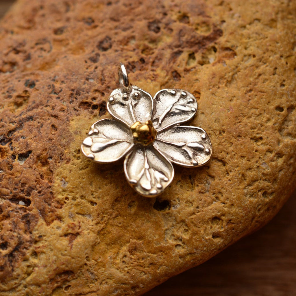„Kirschblüte“ – handgefertigter Anhänger aus 925er Silber mit goldfarbenen Akzenten, Symbol für Frühling, Reinheit und einen Neuanfang | Art Diva