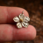 „Kirschblüte“ – handgefertigter Anhänger aus 925er Silber mit goldfarbenen Akzenten, Symbol für Frühling, Reinheit und einen Neuanfang | Art Diva