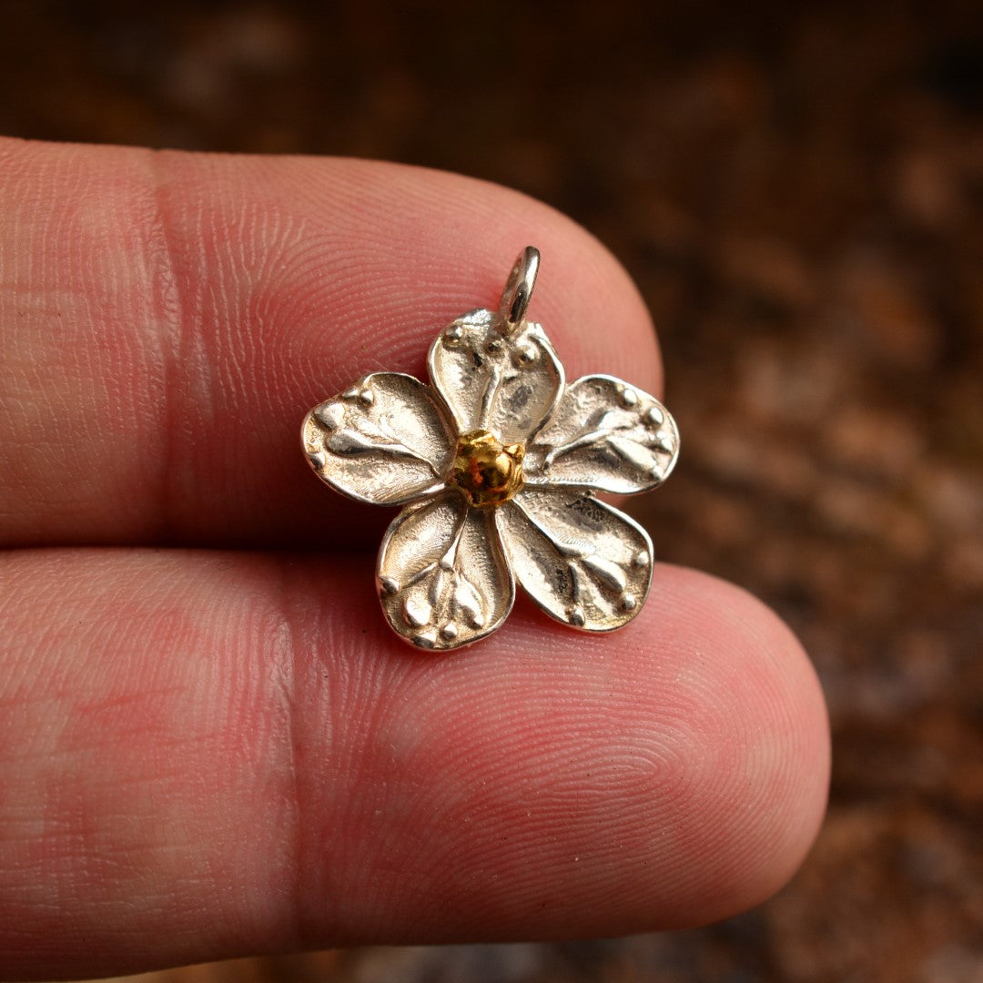 „Kirschblüte“ – handgefertigter Anhänger aus 925er Silber mit goldfarbenen Akzenten, Symbol für Frühling, Reinheit und einen Neuanfang | Art Diva