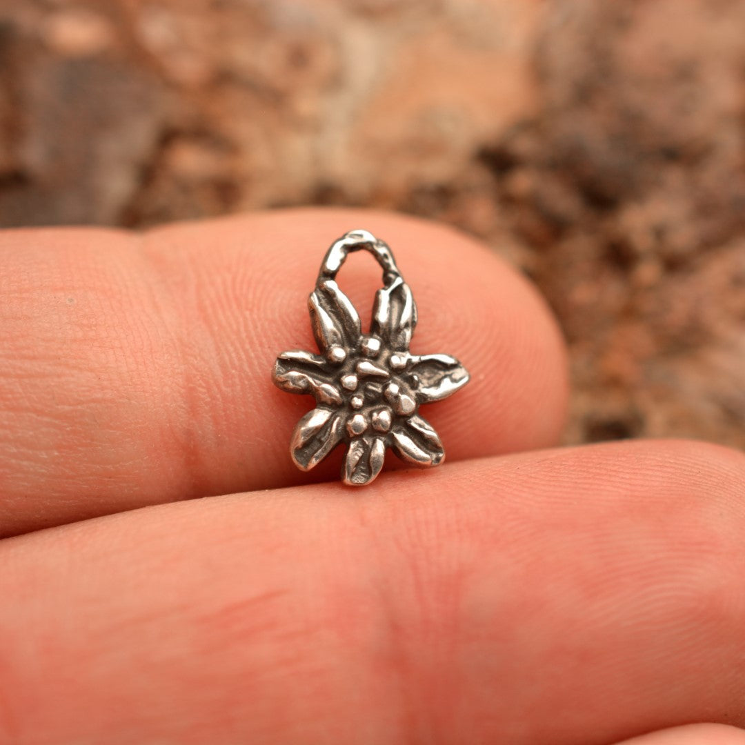 Edelweiß-Anhänger aus 925er Silber – handgefertigter Boho-Talisman für reine Liebe und Treue, skulpturales Schmuckstück und Geschenk für Mutter, Tochter oder Freundin | Art Diva