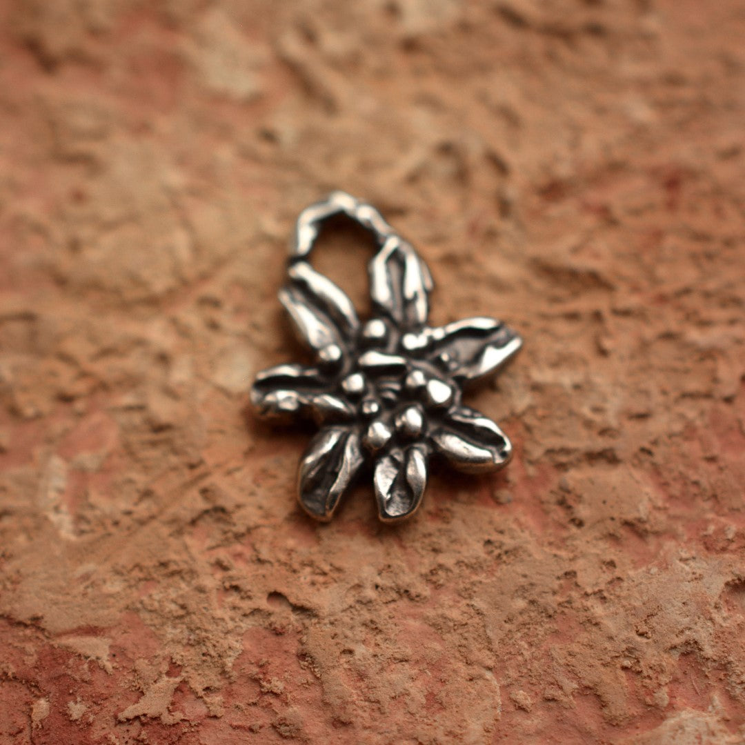 Edelweiß-Anhänger aus 925er Silber – handgefertigter Boho-Talisman für reine Liebe und Treue, skulpturales Schmuckstück und Geschenk für Mutter, Tochter oder Freundin | Art Diva