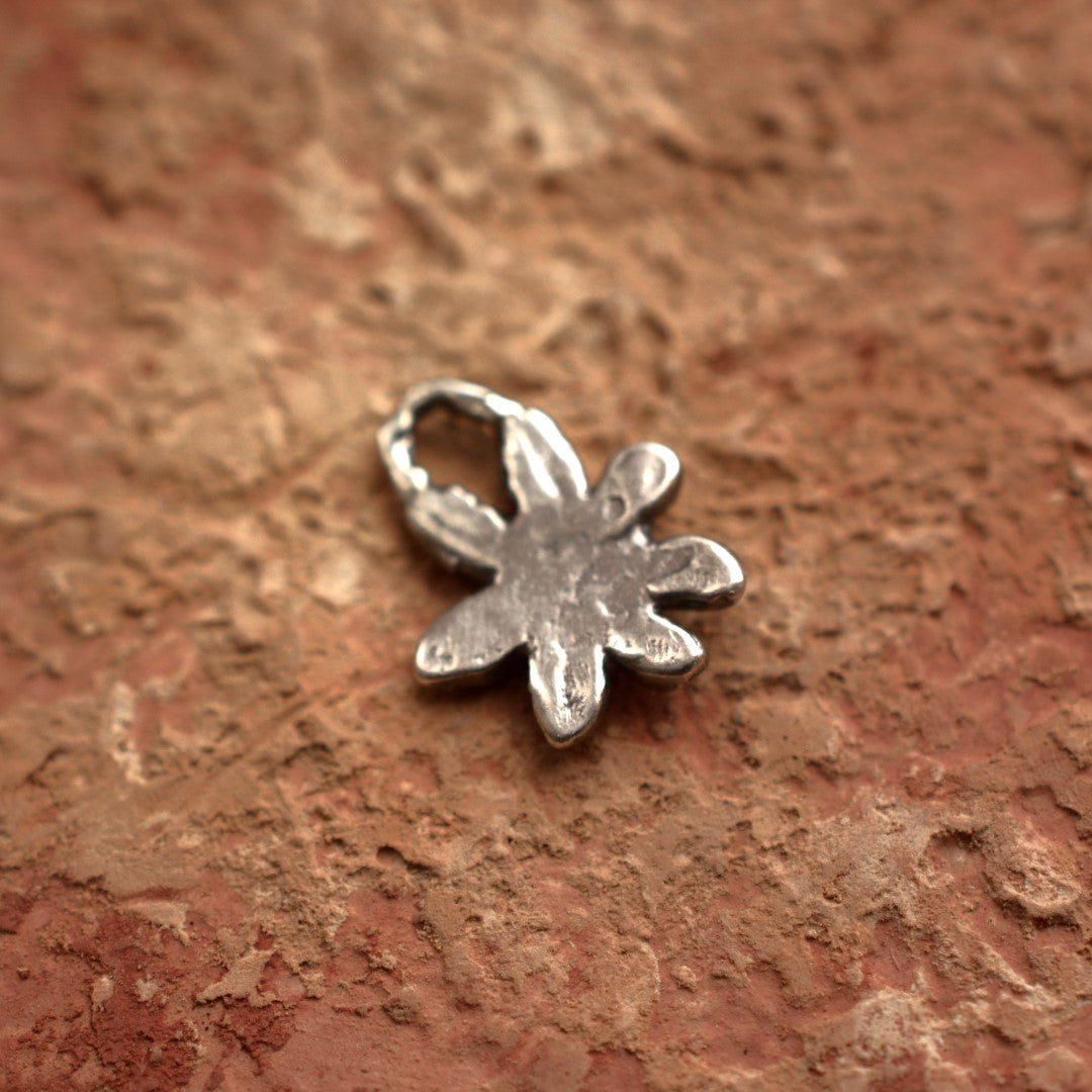 Edelweiß-Anhänger aus 925er Silber – handgefertigter Boho-Talisman für reine Liebe und Treue, skulpturales Schmuckstück und Geschenk für Mutter, Tochter oder Freundin | Art Diva
